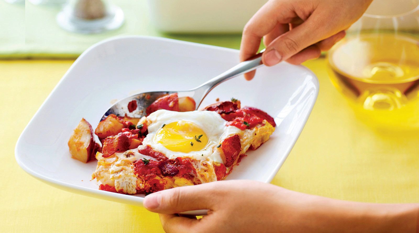baked-eggs-potato-bacon-tomato